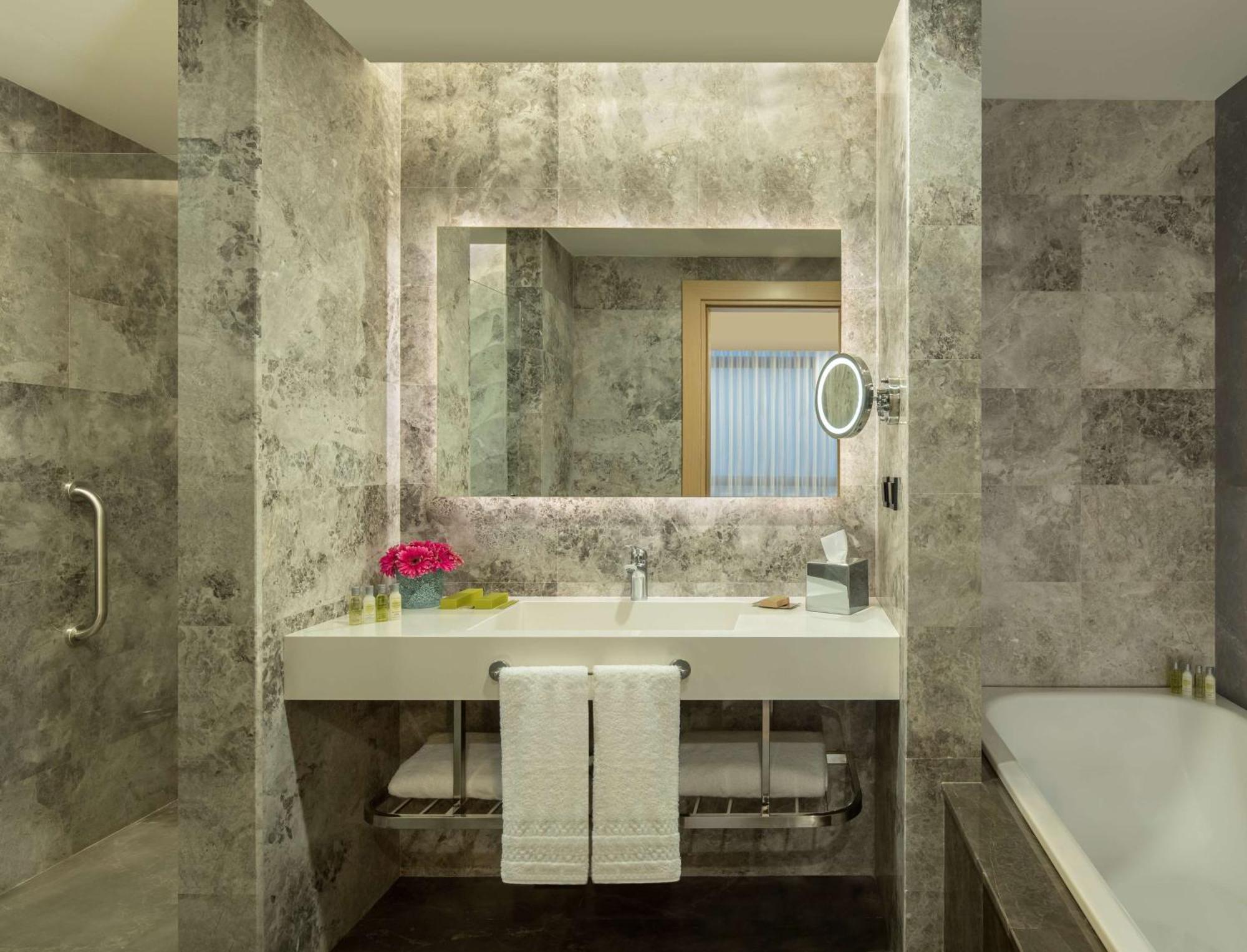 Doubletree By Hilton Manisa Hotell Eksteriør bilde