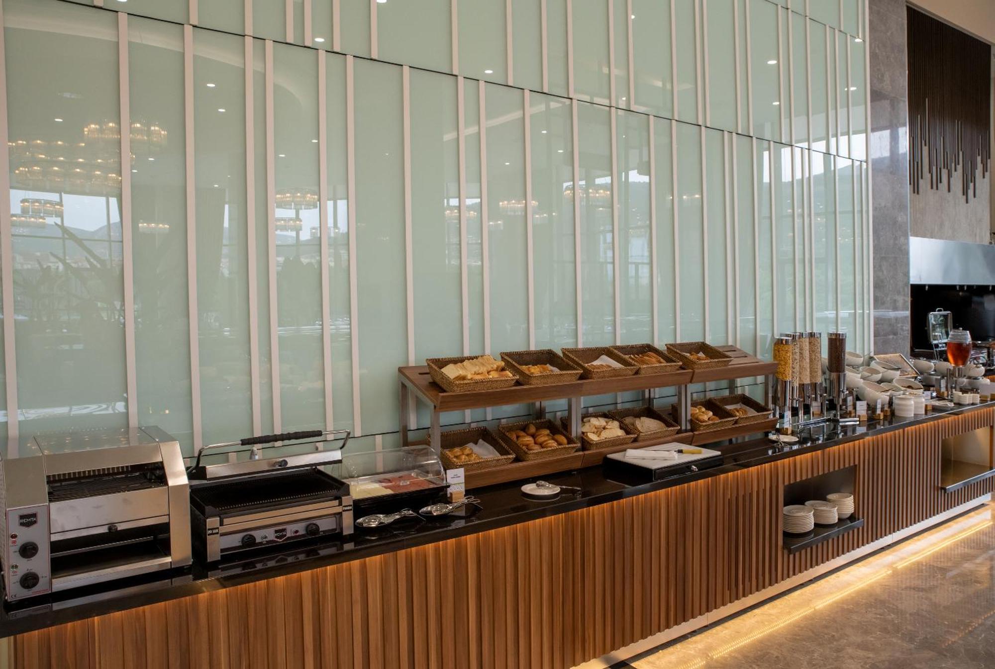 Doubletree By Hilton Manisa Hotell Eksteriør bilde